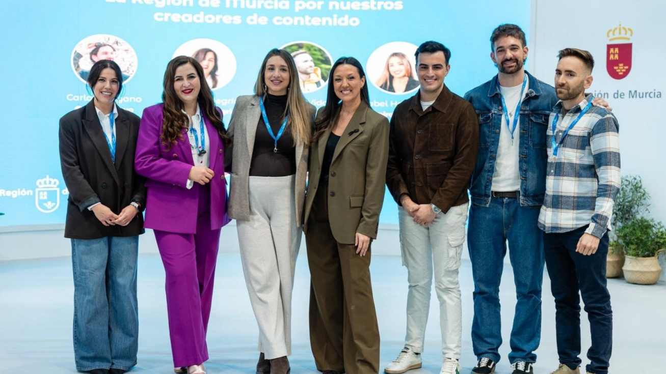La consejera Carmen Conesa, con los creadores de contenido que difunden la imagen de la Regi&oacute;n de Murcia.