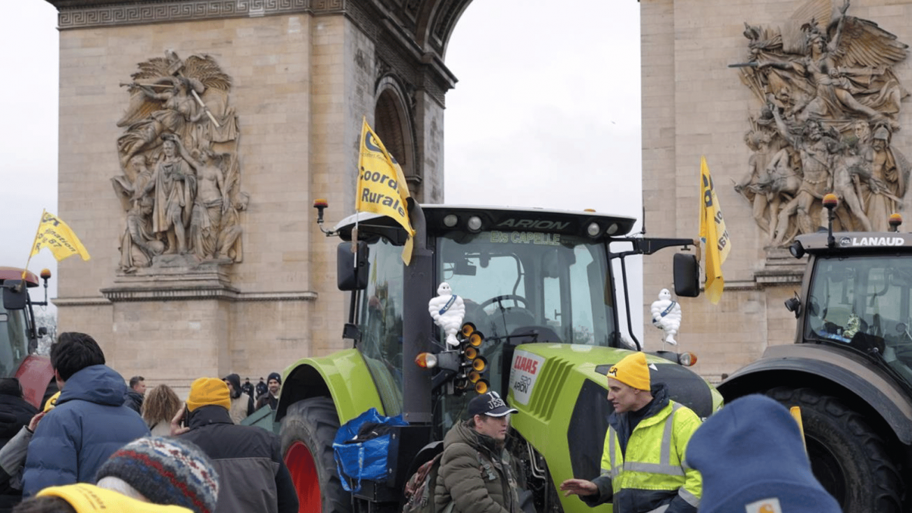 Agricultores protestan contra el acuerdo entre la UE y Mercosur en el centro de París la víspera del acuerdo en Bruselas para su firma. - Ana López Agricultores protestan contra el acuerdo entre la UE y Mercosur en el centro de París la víspera del acuerdo en Bruselas para su firma. - Ana López