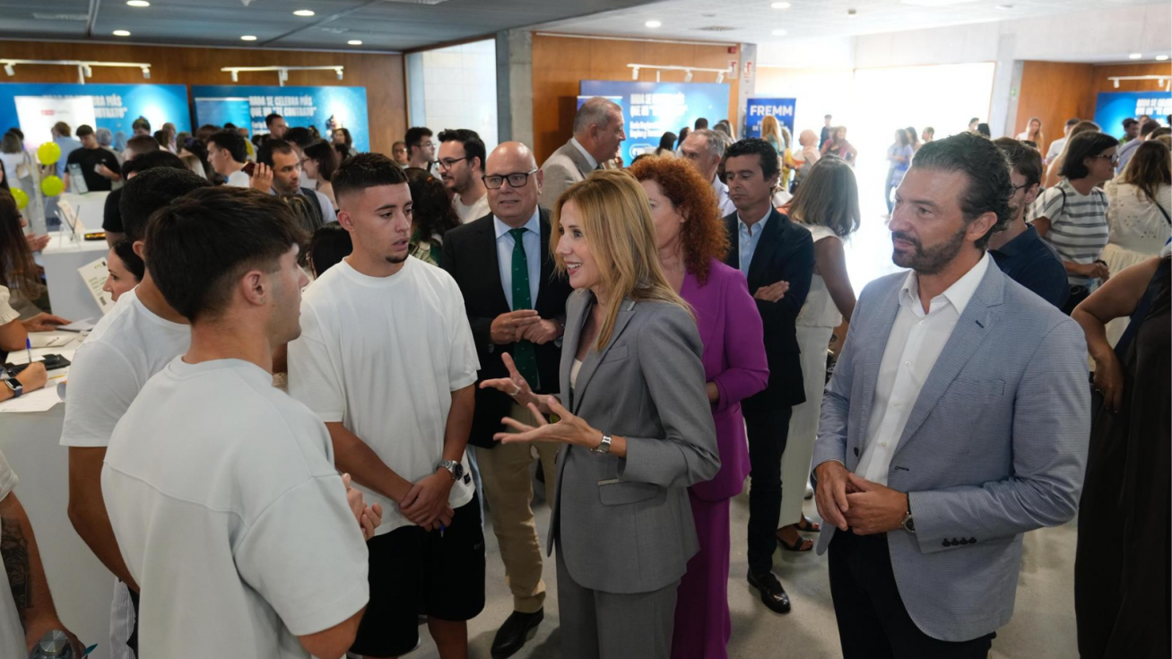 La consejera de Empresa, Empleo y Economía Social, Marisa López Aragón, charla con un grupo de jóvenes durante la celebración de la Feria de Empleo el pasado mes de septiembre. La consejera de Empresa, Empleo y Economía Social, Marisa López Aragón, charla con un grupo de jóvenes durante la celebración de la Feria de Empleo el pasado mes de septiembre.