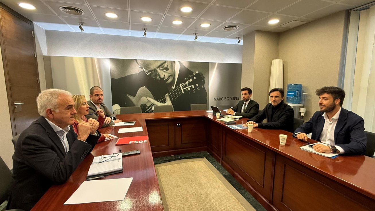 El consejero de Fomento e Infraestructuras, Jorge García Montoro, reunido con miembrosa del Grupo Parlamentario Socialista. El consejero de Fomento e Infraestructuras, Jorge García Montoro, reunido con miembrosa del Grupo Parlamentario Socialista.