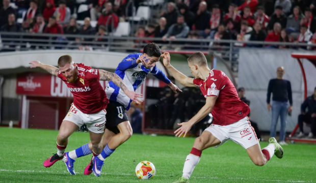 David Vicente y Alberto González durante un lance del encuentro ante el Hércules. David Vicente y Alberto González durante un lance del encuentro ante el Hércules.