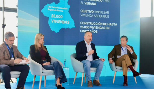 El portavoz del Partido Popular en la Asamblea Regional, Joaquín Segado, en su intervención en una mesa redonda sobre acceso a la vivienda de la XXVIII Interparlamentaria del PP. El portavoz del Partido Popular en la Asamblea Regional, Joaquín Segado, en su intervención en una mesa redonda sobre acceso a la vivienda de la XXVIII Interparlamentaria del PP.
