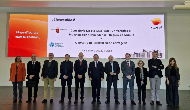 Foto de familia de la visita del consejero Juan Mar&iacute;a V&aacute;zquez al &lsquo;Technology Lab&rsquo; de Repsol en M&oacute;stoles.