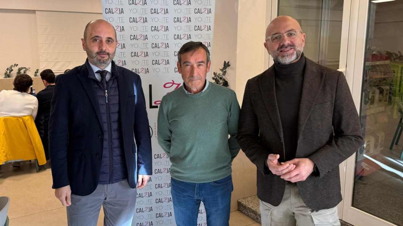 El director del Info, Joaquín Gómez, junto con el presidente de Calzia, Juan Romero, y el director, Salvador Gómez. El director del Info, Joaquín Gómez, junto con el presidente de Calzia, Juan Romero, y el director, Salvador Gómez.