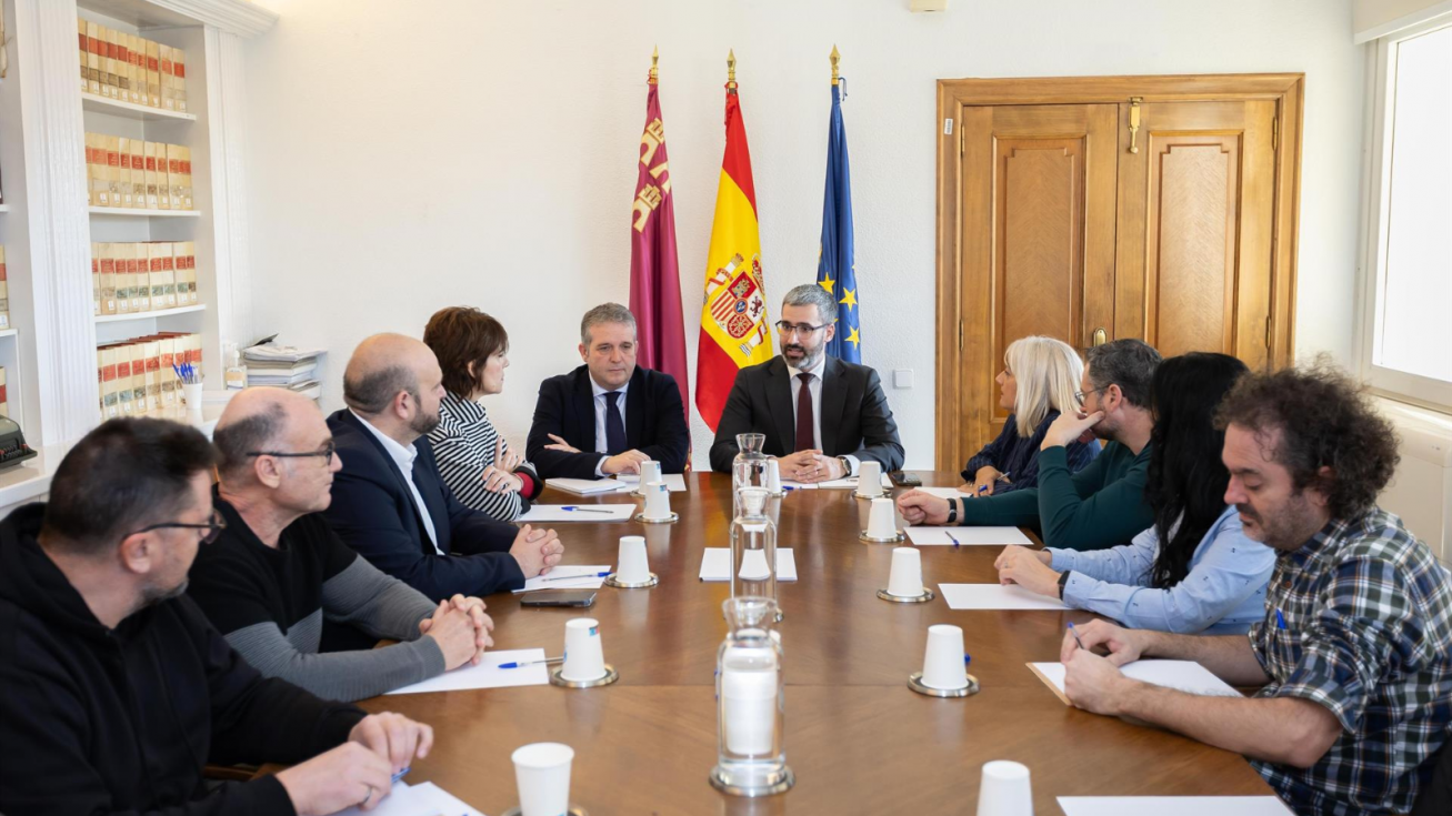 El delegado del Gobierno en la Regi&oacute;n de Murcia, Francisco Lucas, y el comisionado especial para la Reindustrializaci&oacute;n del Gobierno de Espa&ntilde;a, Jaime Peris, reunidos con representantes del comit&eacute; de empresa de Sabic.