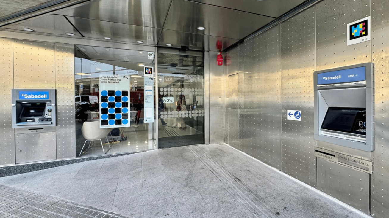 Oficina de Banco Sabadell con cajeros automáticos y señalización NaviLens Oficina de Banco Sabadell con cajeros automáticos y señalización NaviLens