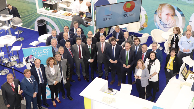Autoridades regionales y empresarios en Fruit Logistica
