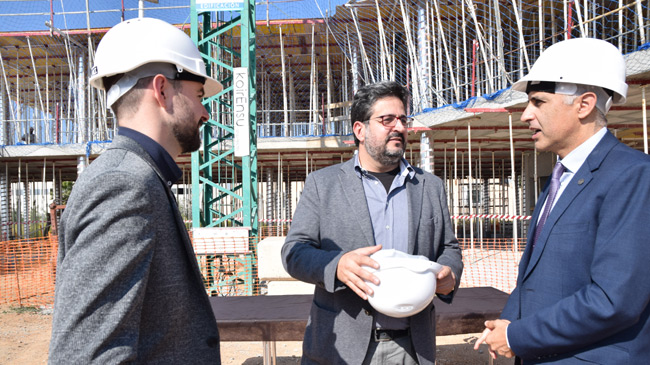 David S&aacute;nchez, fundador de la empresa, y el rector Alejando D&iacute;az, junto al arquitecto de la obra