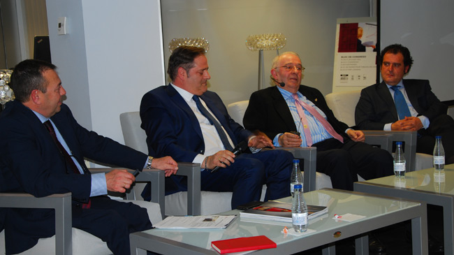 Fernando Abad, moderador del acto, Roberto Mart&iacute;nez Moeckel, Jos&eacute; Mart&iacute;nez Nieto y Francisco Provencio, presidente del Foro Ilusionando