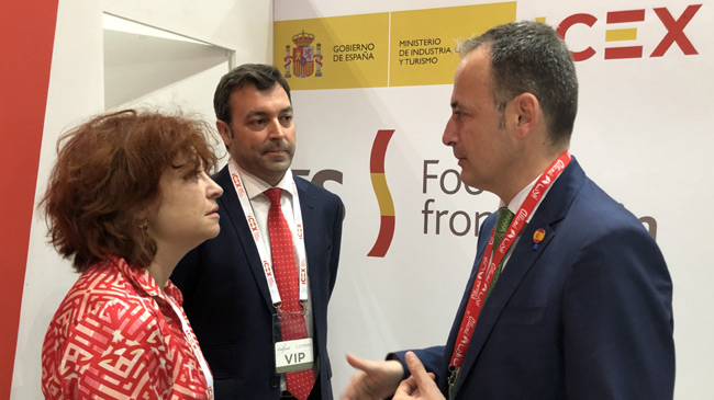 Encuentro del consejero Javier Celdr&aacute;n con la consejera delegada de ICEX, Mar&iacute;a Pe&ntilde;a