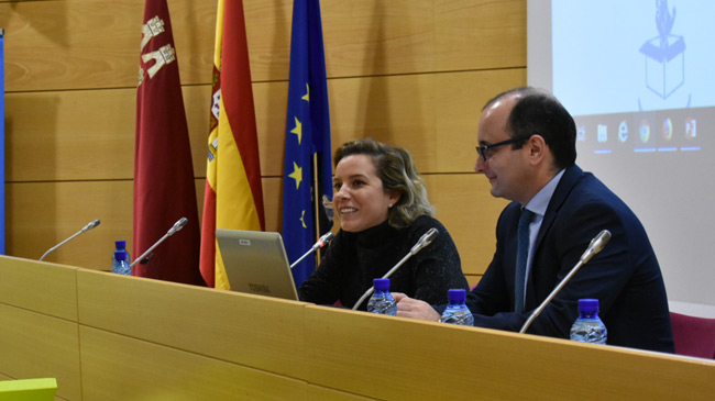 La consejera Mart&iacute;nez-Cach&aacute; y el director del Info, Joaqu&iacute;n G&oacute;mez