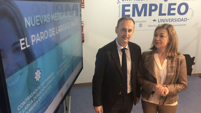 El consejero de Empleo, Javier Celdr&aacute;n, y la directora del SEF, Severa Gonz&aacute;lez