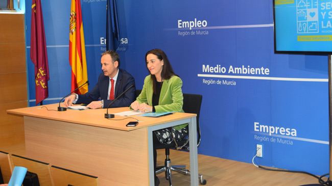 El consejero Javier Celdr&aacute;n y la directora general de Relaciones Laborales, Nuria Fuentes