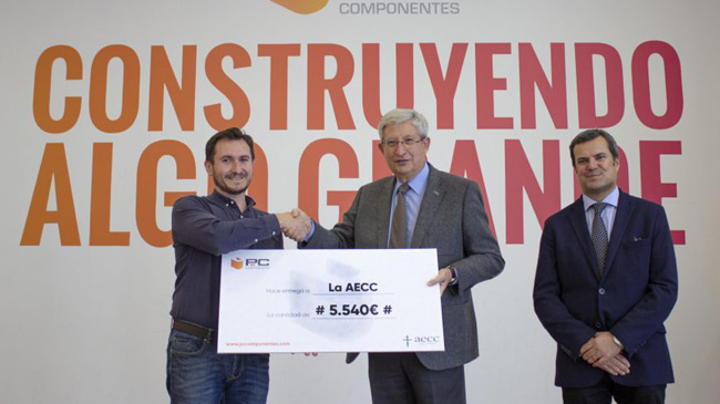 Manuel Molina y Jos&eacute; Antonio Vidal, presidente y tesorero de la AECC de la Regi&oacute;n de Murcia reciben la donaci&oacute;n