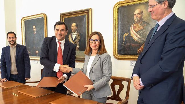 Firma del convenio entre Ana Bal&eacute;n Castej&oacute;n y Antonio Cal&ccedil;ada