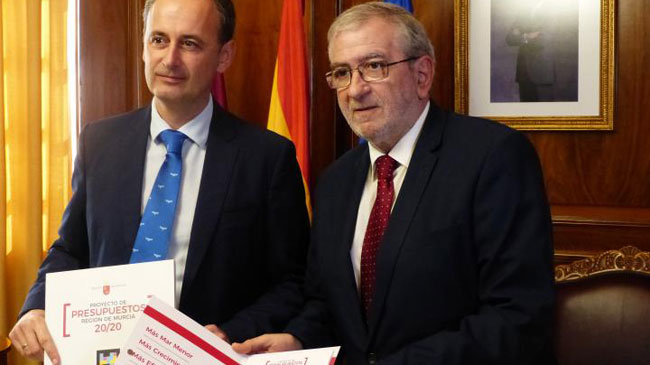 Javier Celdr&aacute;n, consejero de Hacienda, y Alberto Castillo, presidente de la Asamblea, con los presupuestos