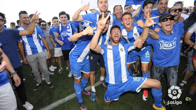 Otros tiempos. Celebraci&oacute;n del ascenso a 2&ordf; Divisi&oacute;n en mayo de 2017