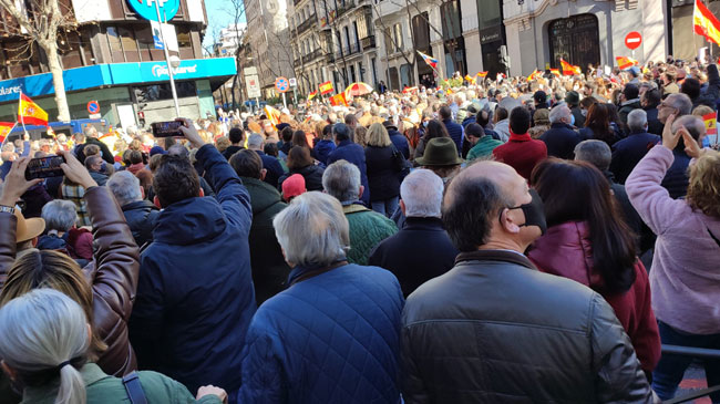 Manifestantes cortan la calle G&eacute;nova en Madrid