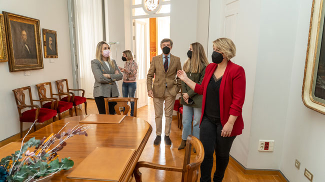 La alcaldesa Noelia Arroyo con representantes de la Asociaci&oacute;n de Empresa Familiar, Amefmur