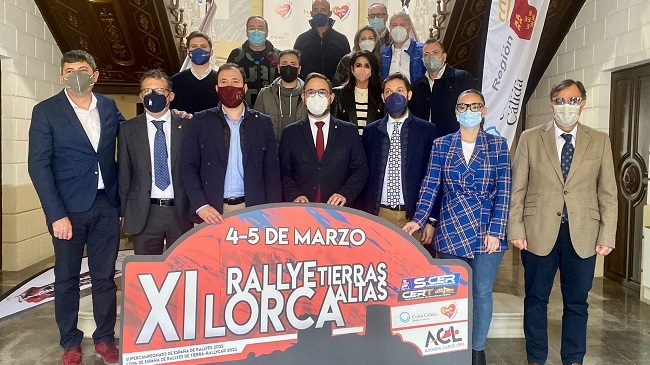 El director del Instituto de Turismo, Juan Francisco Mart&iacute;nez, junto a organizadores y patrocinadores de la prueba, tras la presentaci&oacute;n del evento