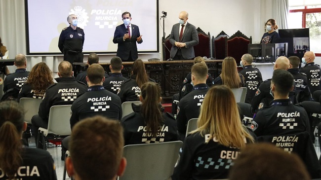 El alcalde de Murcia, Jos&eacute; Antonio Serrano, en su visita la Academia de Polic&iacute;a Local