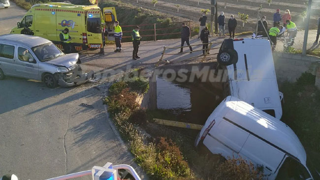 Veh&iacute;culos en el cauce del canal. Imagen: Bomberos de Murcia