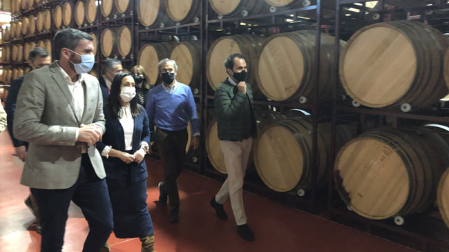 El consejero Antonio Luengo en las bodegas bodegas Barahonda y Castaño El consejero Antonio Luengo en las bodegas bodegas Barahonda y Castaño