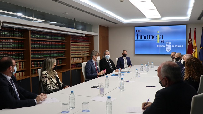 El consejero de Econom&iacute;a y Hacienda, Luis Alberto Mar&iacute;n, con los representantes de las entidades financieras que colaboran en la l&iacute;nea &lsquo;Icref Financia100&rsquo;