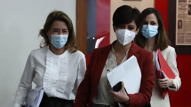 Las ministras Isabel Rodr&iacute;guez, en el centro, Raquel S&aacute;nchez (izquierda) e Ione Belarra