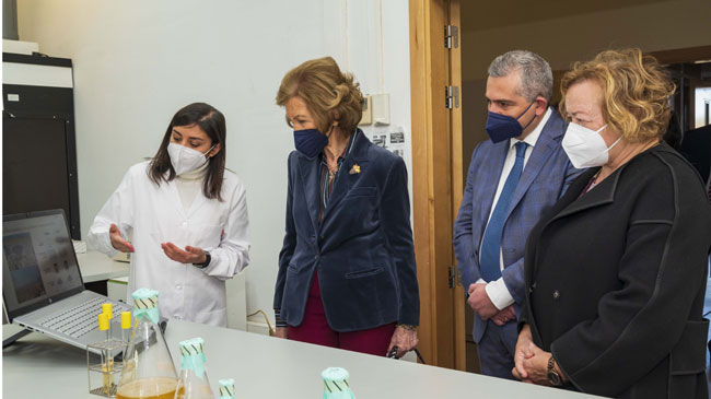 Juan Conesa con la Reina Sof&iacute;a en las instalaciones del CSIC