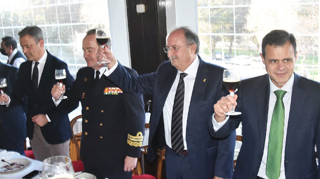 Brindis por el aniversario del Club Naval