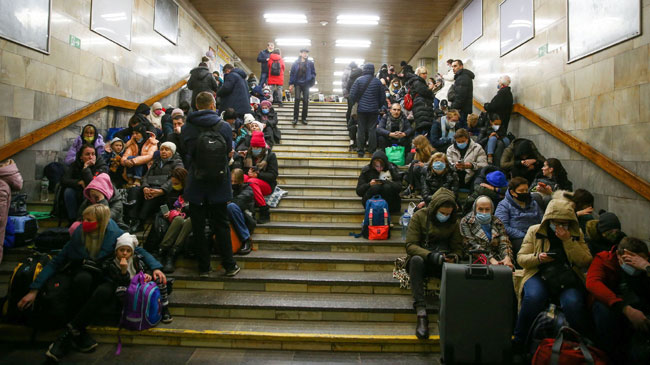 Vecinos de Kiev refugiados en las estaciones de metro