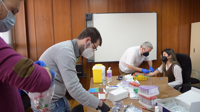 Toma de muestras a la ingeniera agr&oacute;noma formada en la UPCT Carolina V&eacute;lez