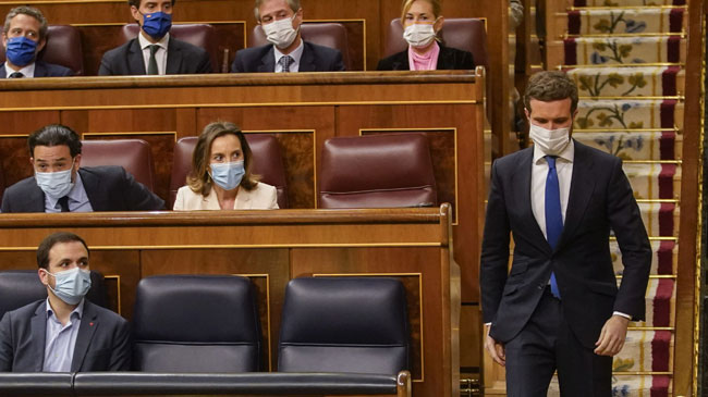 Pablo Casado abandona el hemiciclo tras intervenir en la sesi&oacute;n de control al Gobierno