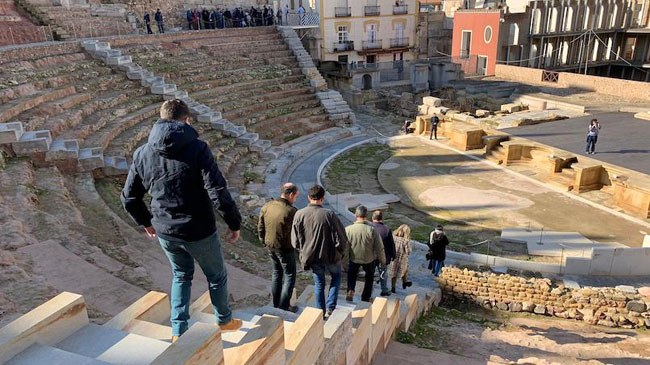 Turistas en el teatro romano de Cartagena