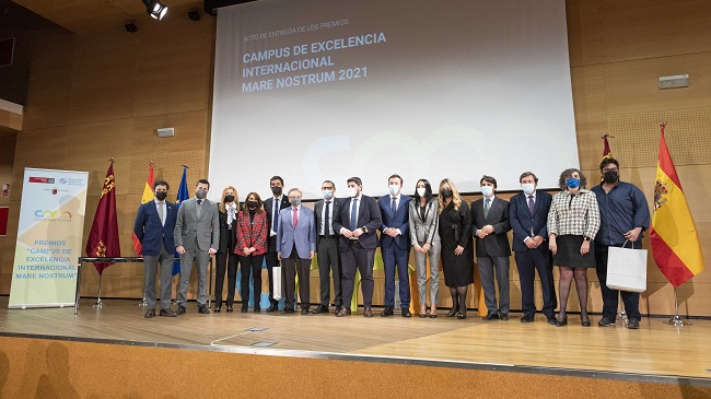 Fotograf&iacute;a de familia tras la entrega del premio