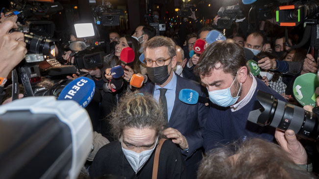 N&uacute;&ntilde;ez Feij&oacute;o a su salida de madrugada de la sede del PP en Madrid