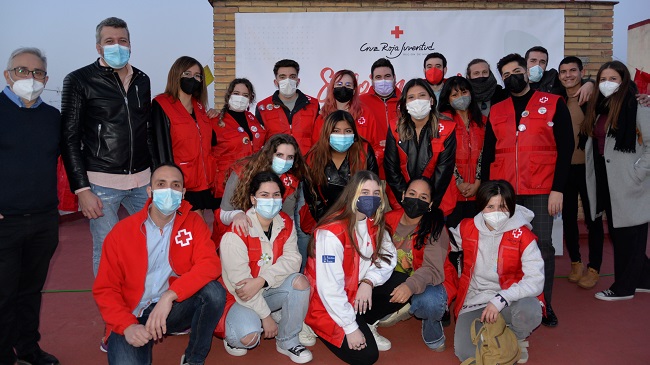 El director general de Juventud, Jos&eacute; Manuel L&oacute;pez, junto a voluntarios de Cruz Roja Espa&ntilde;ola que trabajar&aacute;n en el proyecto de fomento del voluntariado juvenil
