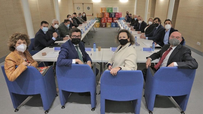 &Aacute;lvaro Rodr&iacute;guez Dapena y Yolanda Mu&ntilde;oz, en el centro, durante la reuni&oacute;n en la sede de la Autoridad Portuaria