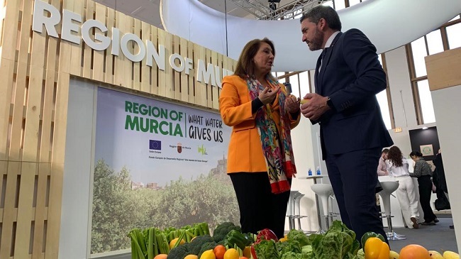 El consejero de Agricultura, Antonio Luengo, y su hom&oacute;loga andaluza, Carmen Crespo, en la Feria Fruit Logistica