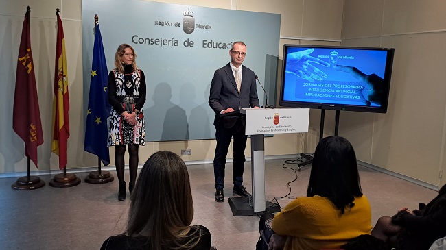 El consejero de Educaci&oacute;n, V&iacute;ctor Mar&iacute;n, present&oacute; la jornada para formar a docentes en IA y Chat GPT