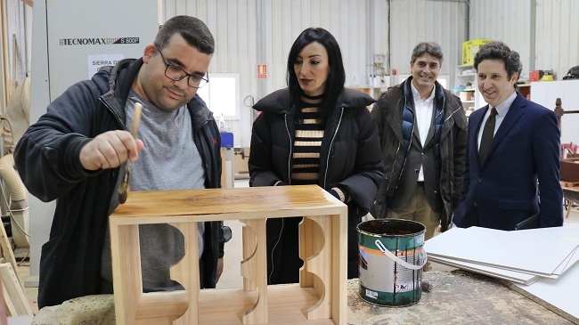Valle Migu&eacute;lez&nbsp;durante la visita a Total Print, empresa de inserci&oacute;n laboral