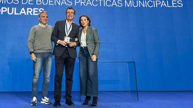 Jos&eacute; Ballesta recoge en Valencia el reconocimiento entregado por su propio partido