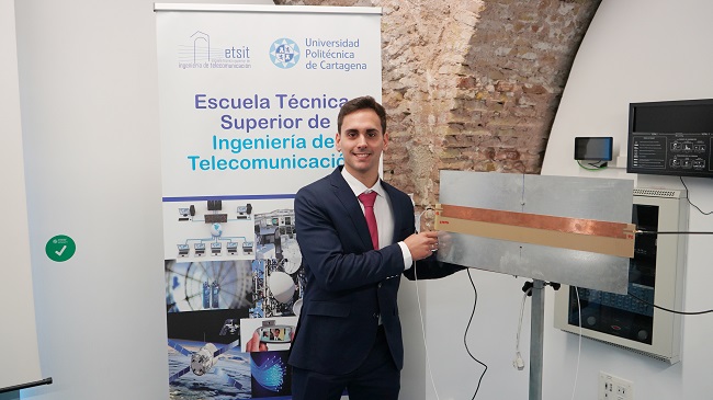 Alejandro Rafael Gil muestra la antena inteligente desarrollada durante su tesis en la UPCT