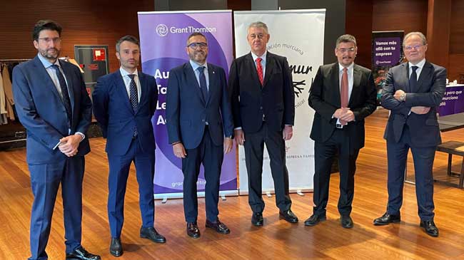 Foto de familia de los ponentes de la jornada