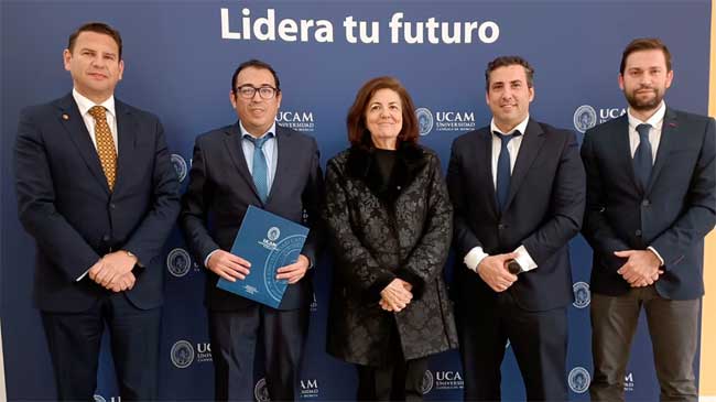 Foto de familia tras la firma del convenio Foto de familia tras la firma del convenio