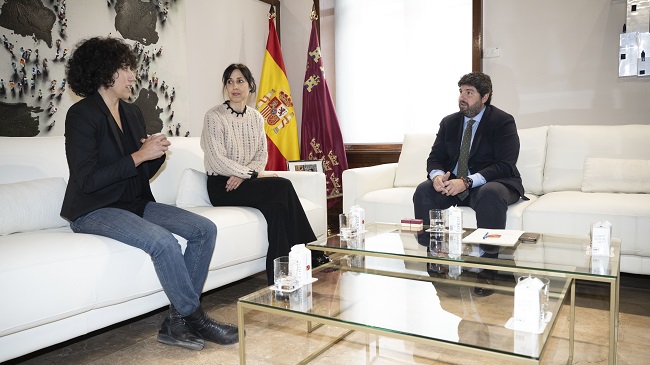 Las cineastas murcianas Eva Libertad y Nuria Mu&ntilde;oz, candidatas al Goya, este lunes con el presidente de la Comunidad