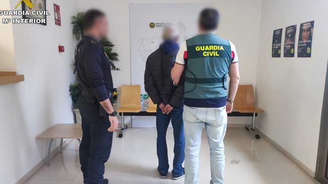 Uno de los detenidos en dependencias de la Guardia Civil