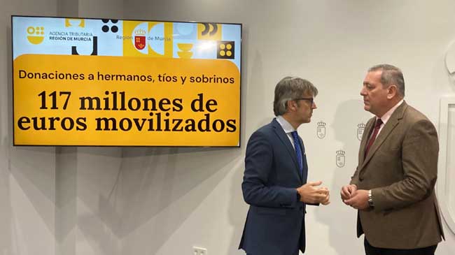 Luis Alberto Mar&iacute;n, a la izquierda, es consejero de Econom&iacute;a y Hacienda