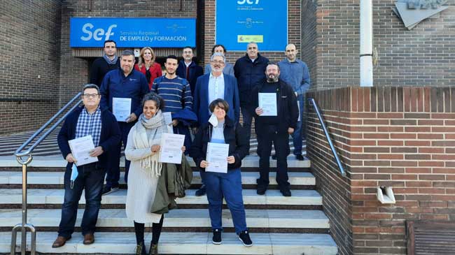 Un grupo de alumnos recibe su t&iacute;tulo tras finalizar un certificado de profesionalidad